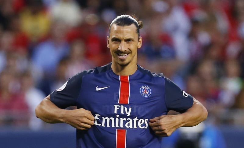 © Reuters. Un lesionado Ibrahimovic, descartado para el inicio de la temporada del PSG