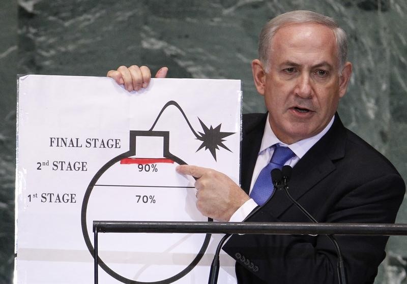 © Reuters. Israel's Prime Minister Netanyahu points to red line he drew on graphic of bomb used to represent Iran's nuclear program, in New York