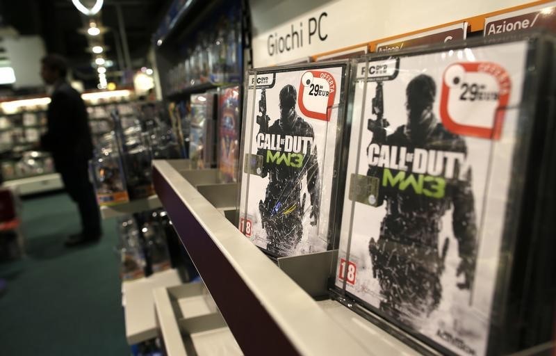 © Reuters. Copies of Call of Duty Modern Warfare 3 video game published by Activision Blizzard, owned by Vivendi, are displayed in a shop in Rome