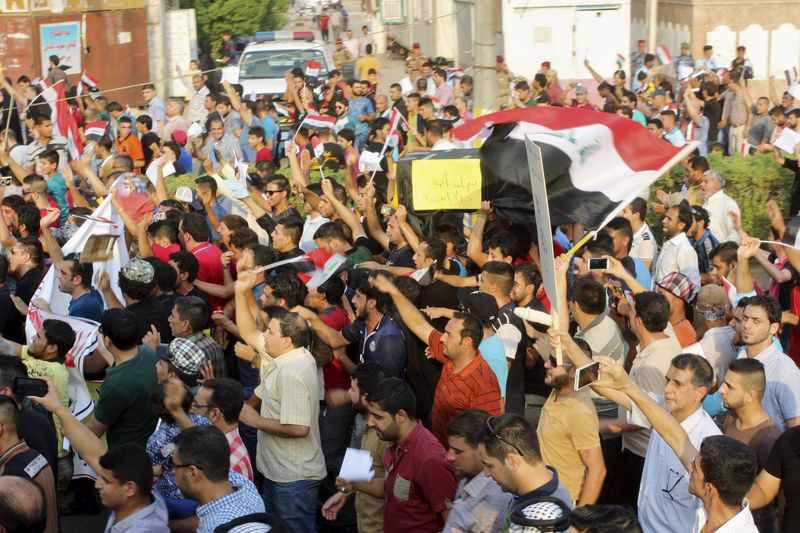 © Reuters. Iraqis shout slogans during a demonstration against power cuts amid an intense heatwave and protesting against what they call corruption and poor services, in Amara, southeast of Baghdad,