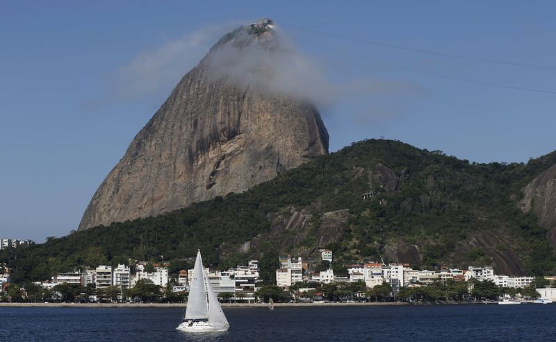 © Reuters. Barco veleja na Baia de Guanabara com o Pão de Açúcar ao fundo no Rio de Janeiro