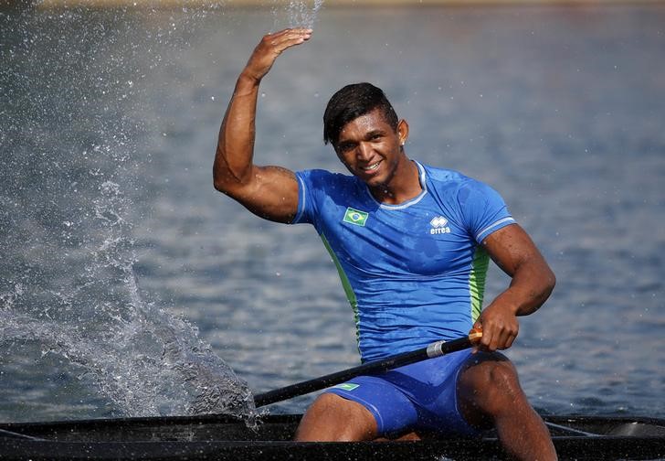 © Reuters. Isaquias Queiroz comemora medalha no Pan de Toronto