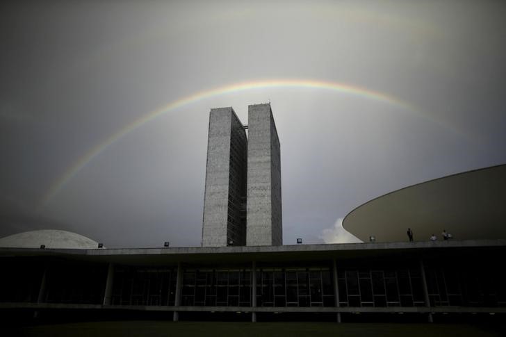 © Reuters. Arco-íris sobre prédio do Congresso Nacional em Brasília