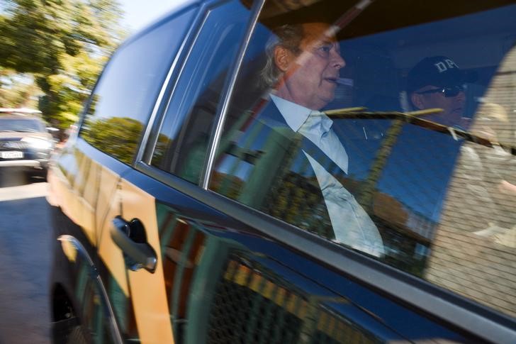 © Reuters. Ex-ministro José Dirceu é visto dentro de um carro da Polícia Federal