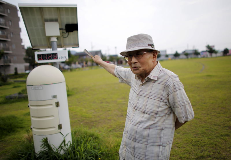 © Reuters. Atsushi Hoshino mostra medidor de radiação em Fukushima