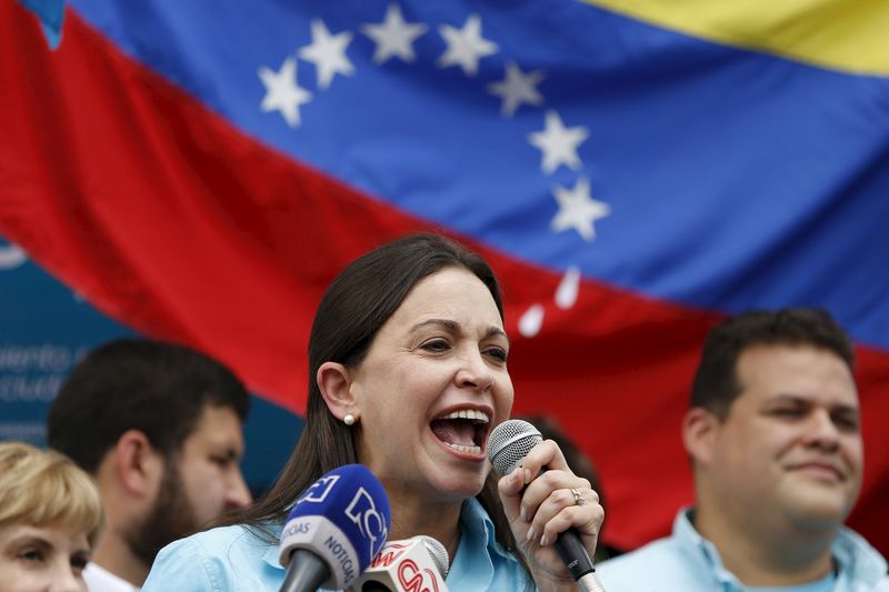 © Reuters. Líder opositora Maria Corina Machado fala a partidários