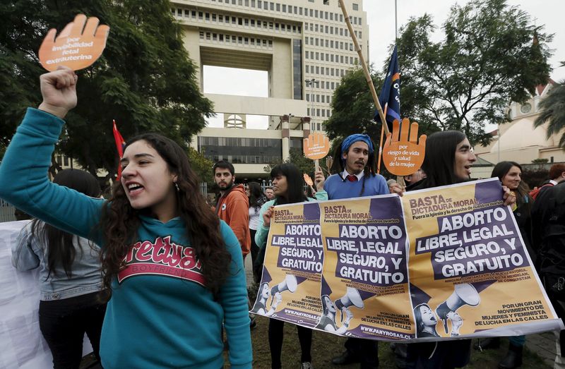 © Reuters. Demonstrators shout slogans outside the Congress during a rally in support the draft law of the Chilean government which seeks to legalize abortion, in Valparaiso