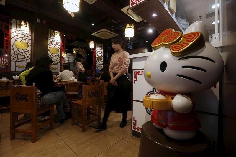 © Reuters. A Hello Kitty statue is displayed at a Hello Kitty-themed Chinese restaurant in Hong Kong