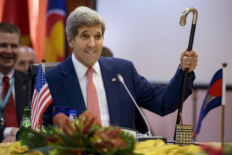 © Reuters. US Secretary of State John Kerry holds up Joseph Kennedy's cane, which has been used by John F. Kennedy and Ted Kennedy, while talking about his broken leg during the 8th Lower Mekong Initiative Ministerial Meeting at the Putra World Trade Center