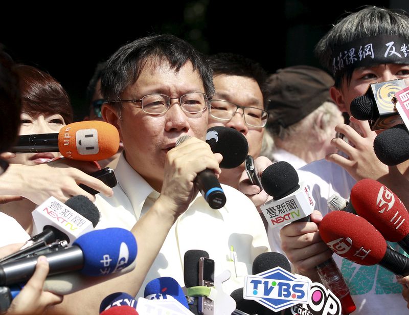 © Reuters. Taipei mayor Ko Wen-je talks to students as they protest at the entrance to the Ministry of Education in Taipei