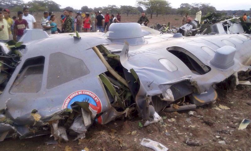 © Reuters. Mueren 16 policías en accidente de helicóptero Black Hawk en Colombia