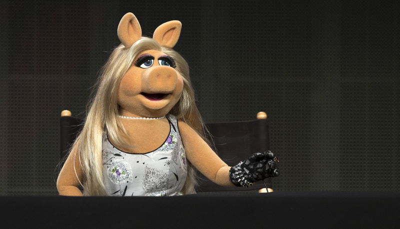 © Reuters. Cerdita Peggy y la rana Gustavo se separan antes de nuevo programa de los Muppets