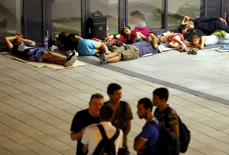 © Reuters. Migrants sleep outside a train station in Budapest