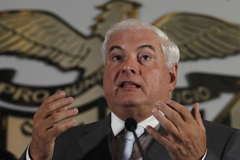 © Reuters. Panama President Martinelli gestures during a news conference at the Presidential Palace in Panama City