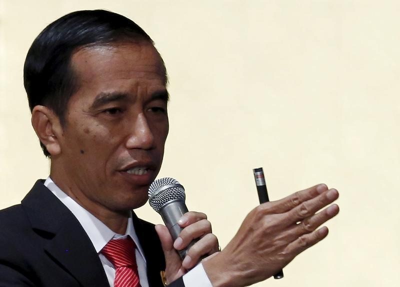 © Reuters. Indonesian President Widodo speaks during the Indonesia business forum in Tokyo