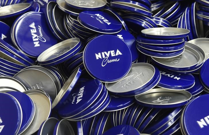 © Reuters. Коробки от крема Nivea на заводе Beiersdorf AG в Гамбурге 