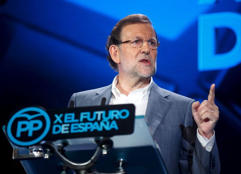 © Reuters. Prime Minister Mariano Rajoy delivers a speech during a rally of his People's Party (PP) in Madrid, Spain