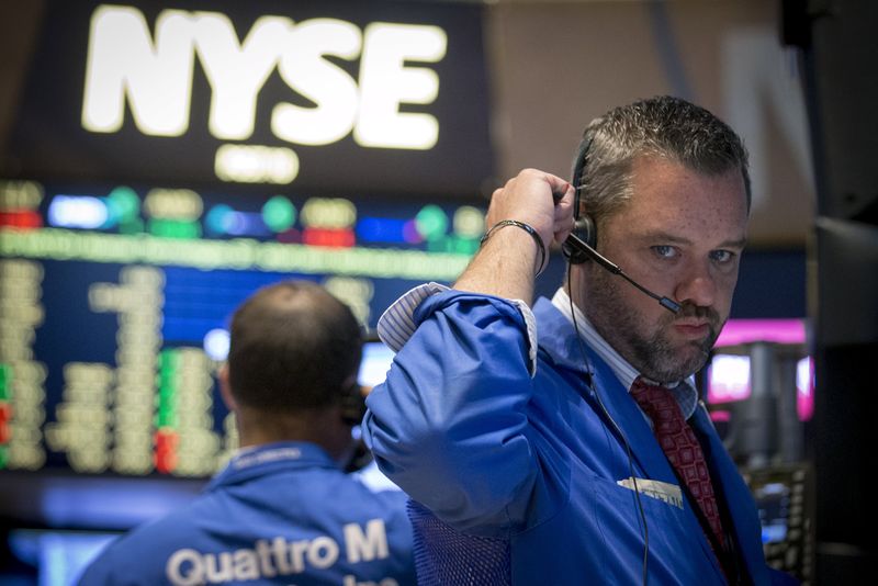 © Reuters. Traders work on the floor of the New York Stock Exchange