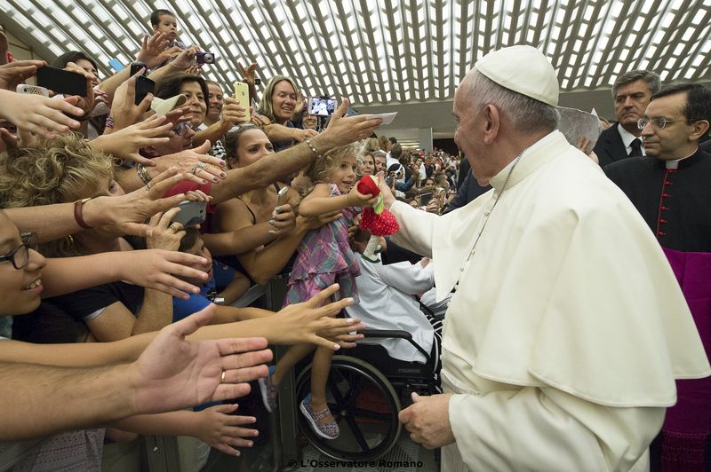 © Reuters. El papa Francisco pide a sacerdotes que no traten a los divorciados como excomulgados