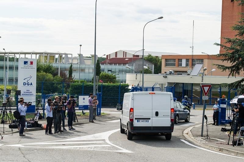 © Reuters. EXPERTISE EN COURS DU DÉBRIS D'AVION RETROUVÉ À LA RÉUNION