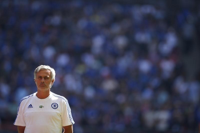 © Reuters. Mourinho siente que mantener el título será más duro para el Chelsea