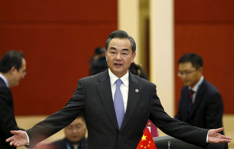 © Reuters. وزير خارجية الصين "لم يسمع" بزيارة آبي لبلاده الشهر المقبل
