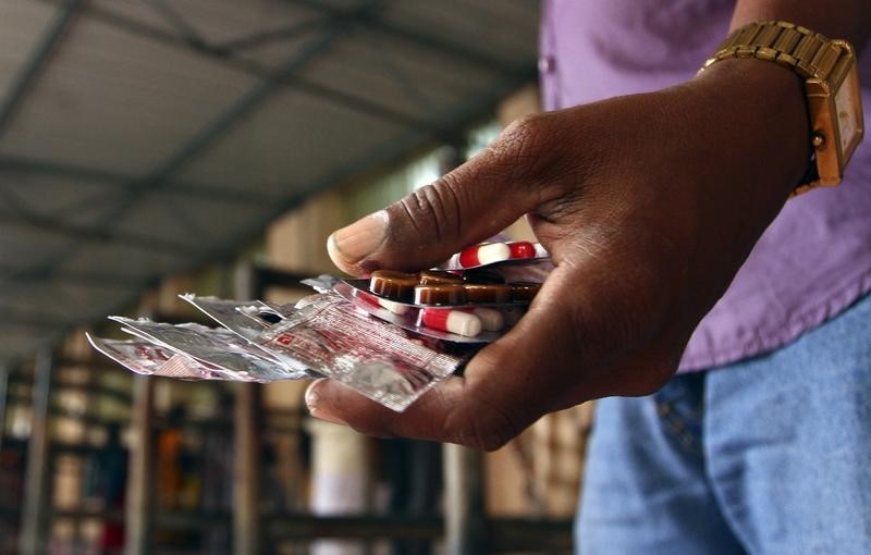 © Reuters. A patient holds free medicine provided by the government at RGGGH in Chennai