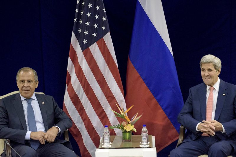 © Reuters. Ministro das Relações Exteriores da Rússia, Sergei Lavrov (esquerda), ao lado do secretário de Estado dos EUA, John Kerry, antes de encontro bilateral em Kuala Lumpur