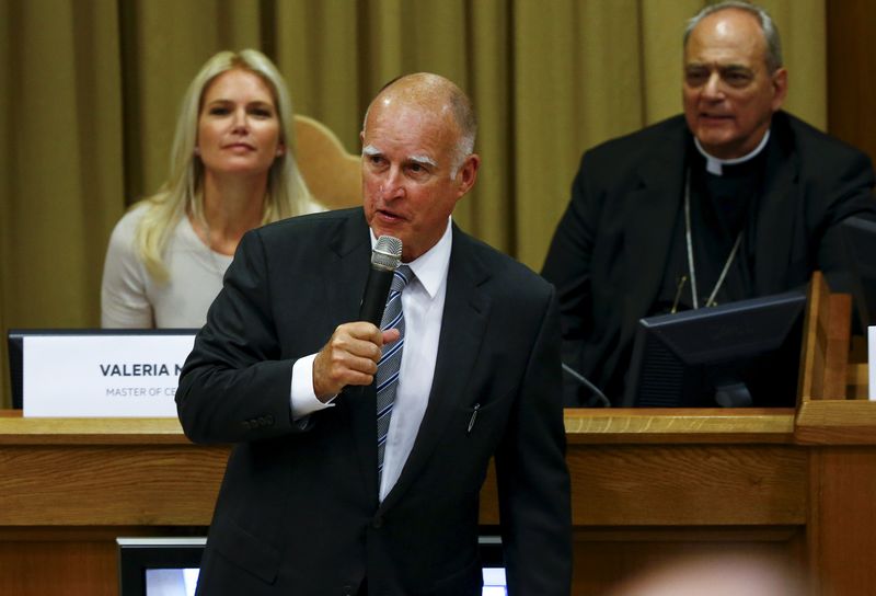 © Reuters. California Governor Edmund "Jerry" Brown speaks during the "Modern Slavery and Climate Change" meeting at the Vatican