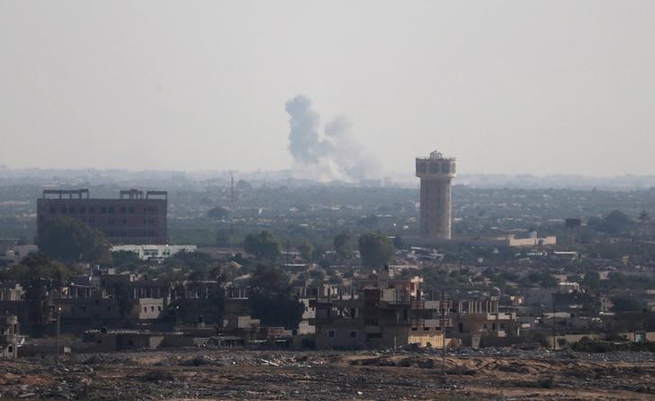 © Reuters. Fumaça na região de Sinai do Norte, no Egito