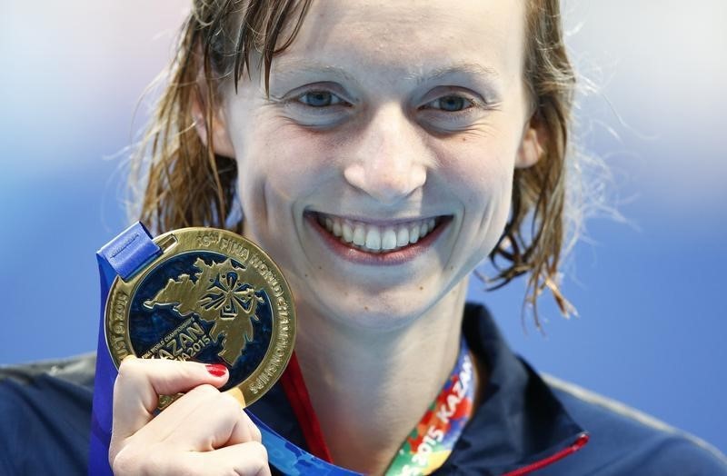 © Reuters. ليديكي تحصل على ذهبيتها الثالثة في السباحة الحرة في كازان