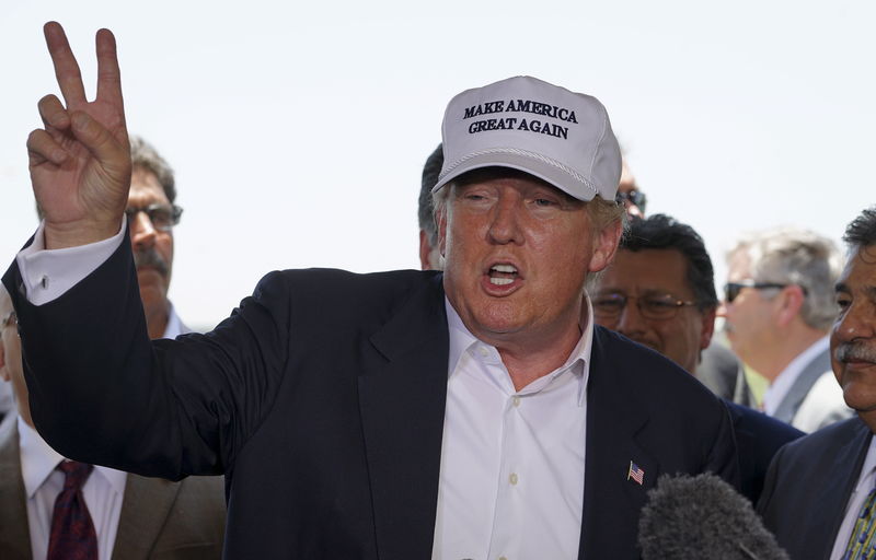 © Reuters. Republican presidential candidate Donald Trump gestures at a news conference near the U.S.- Mexico border outside of Laredo, Texas
