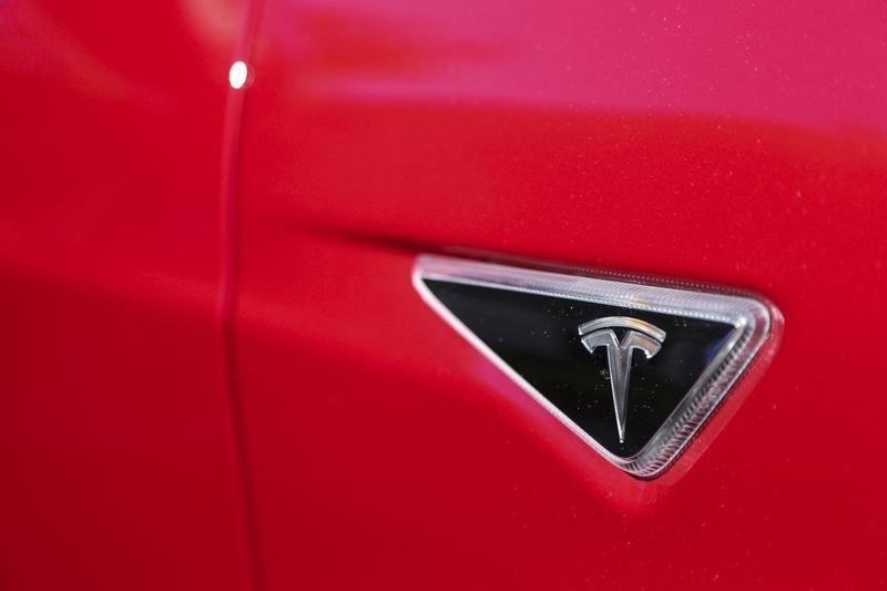 © Reuters. Tesla logo is seen on a Tesla Model S P85D outside the company's headquarters in Palo Alto, California 