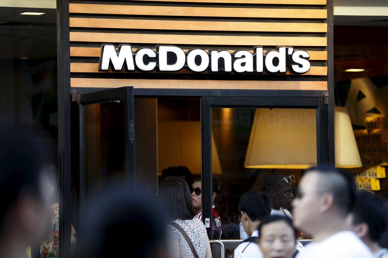 © Reuters. People walk past the entrance to a McDonald's restaurant in Shanghai