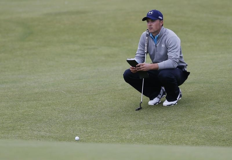 © Reuters. Spieth of the U.S. lines up his putt on the 18th green during the final round of the British Open golf championship on the Old Course in St. Andrews, Scotland