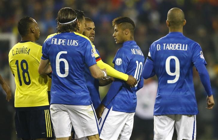 © Reuters. Neymar discute com colombianos em jogo na Copa América 