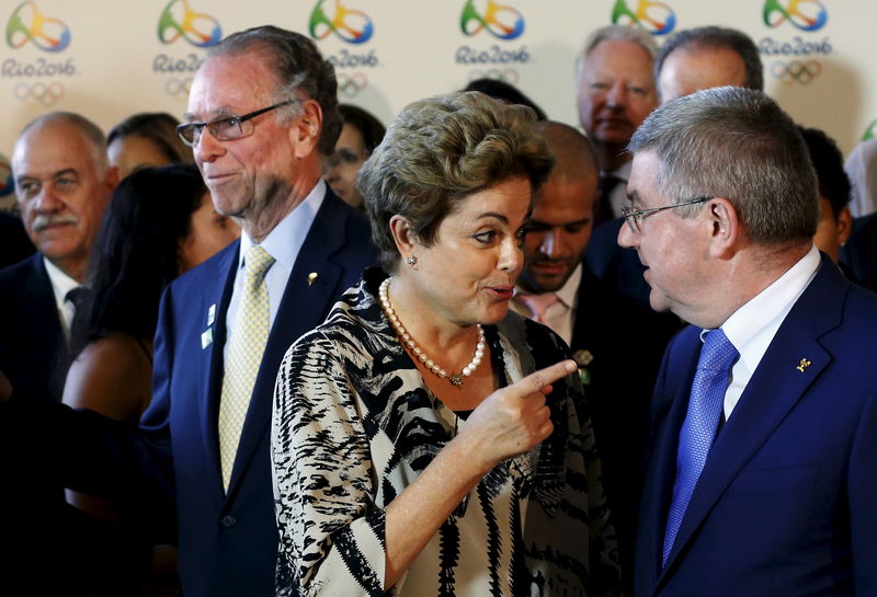 © Reuters. Presidente Dilma Rousseff faz gesto em direção a Bach no Rio de Janeiro