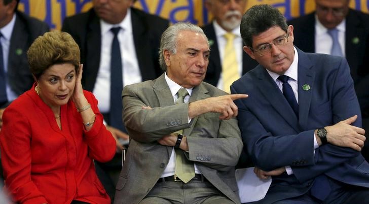 © Reuters. Presidente Dilma Rousseff  ao lado do vice-presidente, Michel Temer, e do ministro da Fazenda, Joaquim Levy