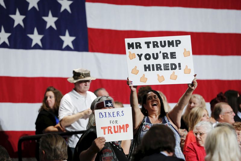 © Reuters. People rally during a campaign event for U.S. Republican presidential candidate Donald Trump in Phoenix