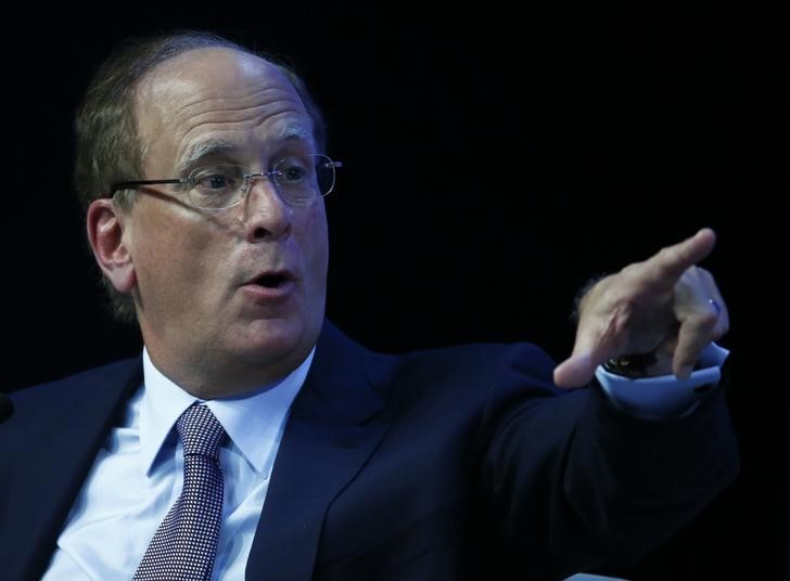 © Reuters. Fink, Chairman and CEO of Blackrock Inc., gestures at the session 'The Global Economic Outlook' in the Swiss mountain resort of Davos
