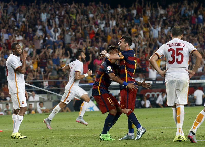 © Reuters. Neymar y Messi marcan en la victoria de Barça ante la Roma en un amistoso