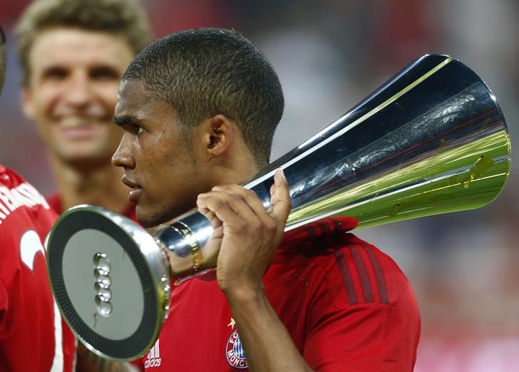 © Reuters. La buena forma de Costa ayuda al Bayern a derrotar al Madrid por 1-0