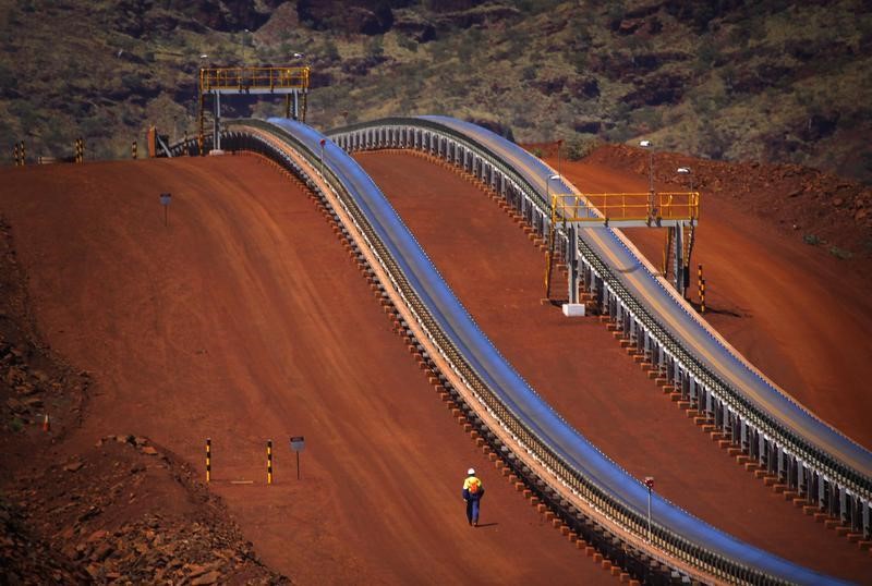 © Reuters. BÉNÉFICE DE RIO TINTO EN BAISSE DE 43% AU 1ER SEMESTRE