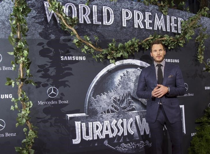 © Reuters. Dinosaurios y coches rápidos logran récord de taquilla mundial para Universal Pictures