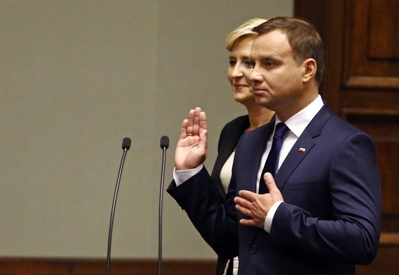 © Reuters. أندريه دودا يؤدي اليمين الدستورية رئيسا لبولندا
