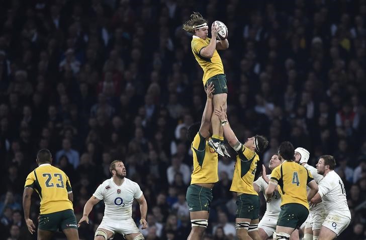 © Reuters. Australia's Hooper takes the lineout ball during their international rugby test match against England at Twickenham Stadium in London