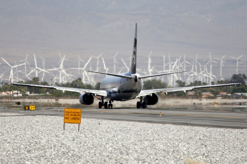 © Reuters. LA HAUSSE DU TRAFIC AÉRIEN MONDIAL A RALENTI EN JUIN