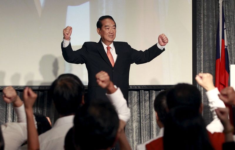 © Reuters. People First Party (PFP) Chairperson James Soong greets supporters during a news conference in Taipei