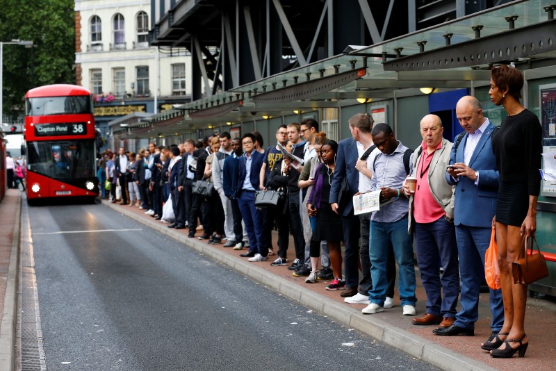© Reuters. Los londinenses tratan de llegar al trabajo en plena huelga de metro 