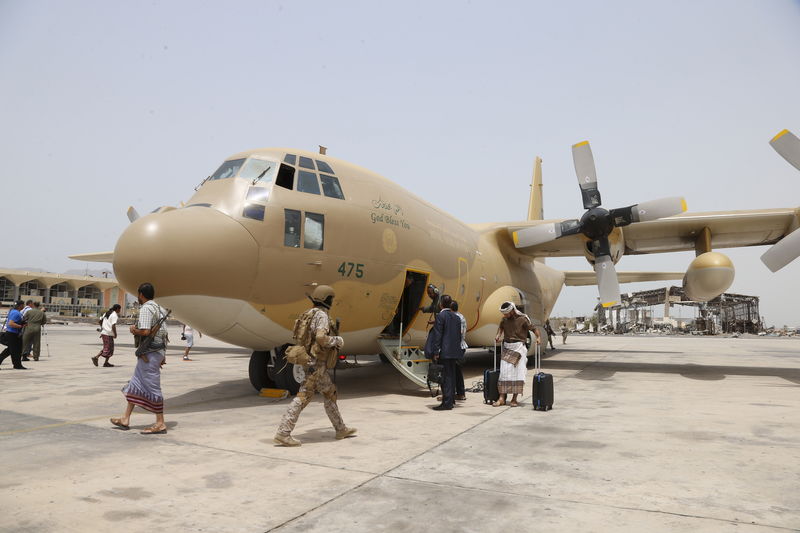 © Reuters. هبوط طائرة تجارية في مطار عدن لأول مرة منذ أربعة أشهر